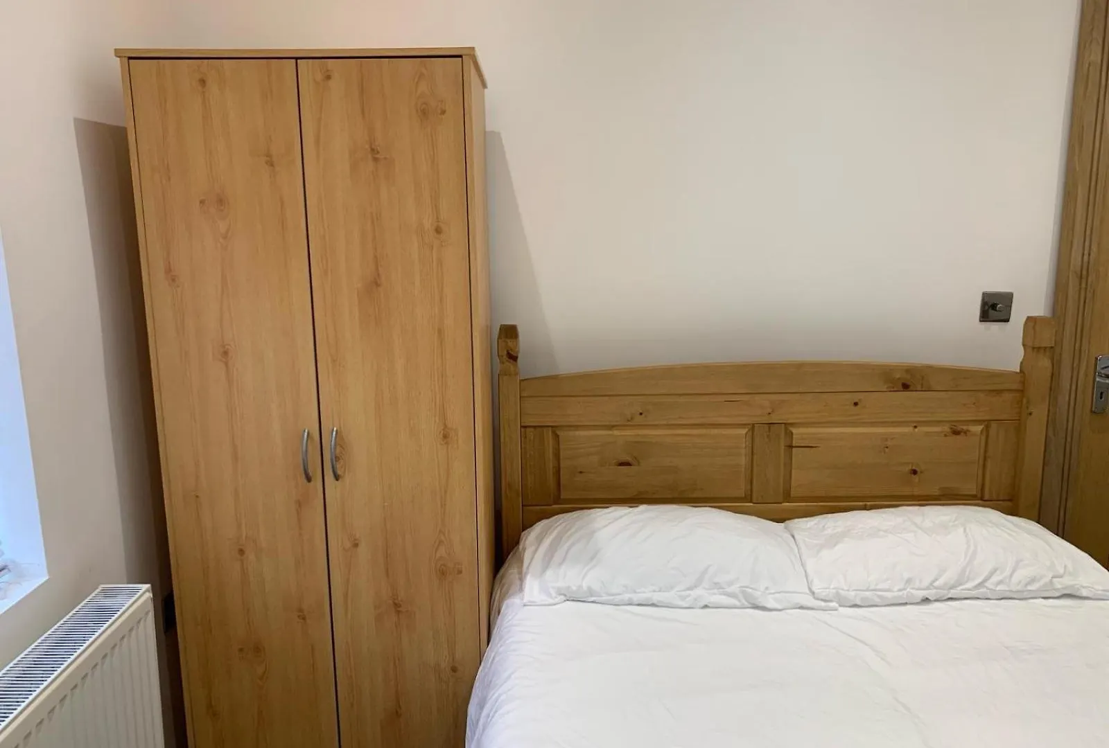 Private Room, Renovated With Large Size White Desk In Se9 6Pg London United Kingdom