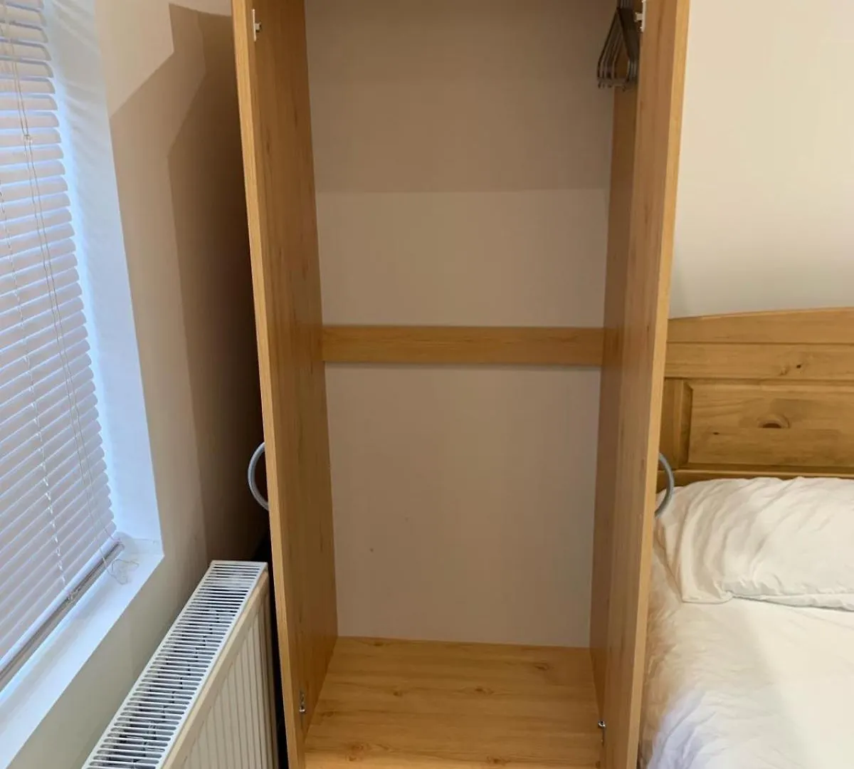 Private Room, Renovated With Large Size White Desk In Se9 6Pg London Homestay