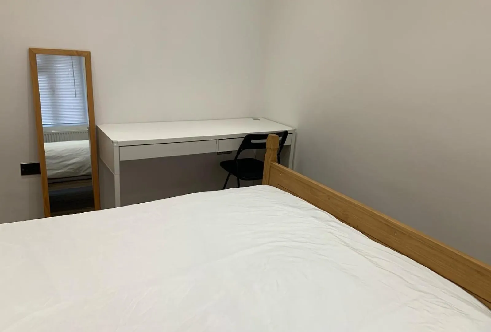 Private Room, Renovated With Large Size White Desk In Se9 6Pg London