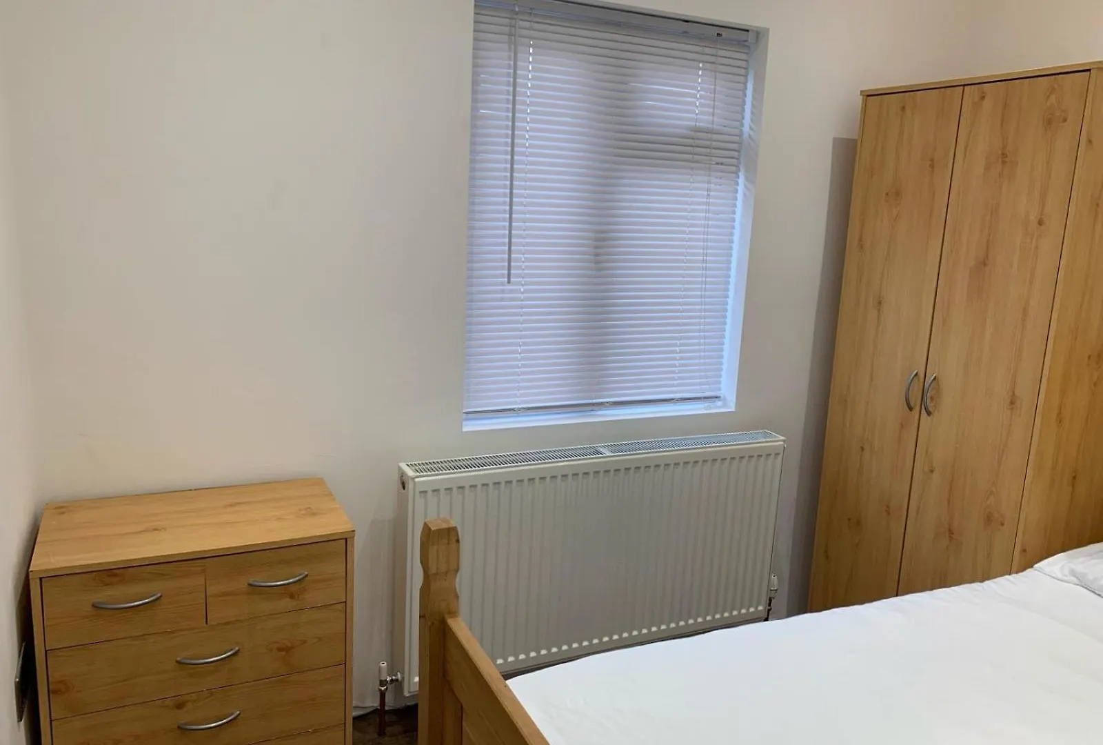 Private Room, Renovated With Large Size White Desk In Se9 6Pg London