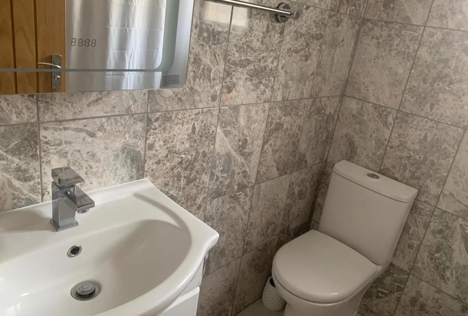 Private Room, Renovated With Large Size White Desk In Se9 6Pg London Homestay